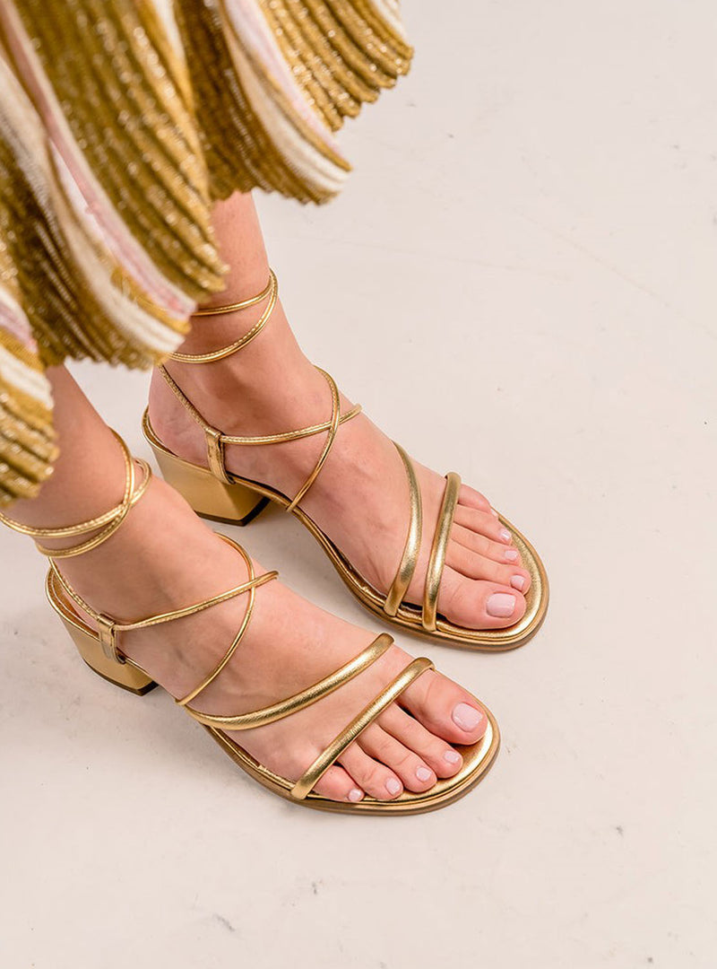 Sandalia tiras piel metalizada oro