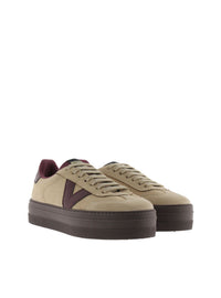 Deportivo plataforma ante beige