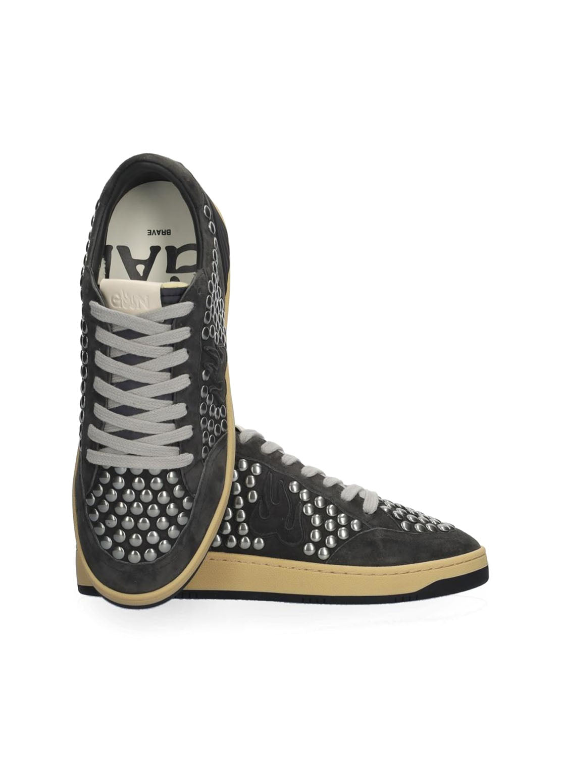 Deportivo tachas gris