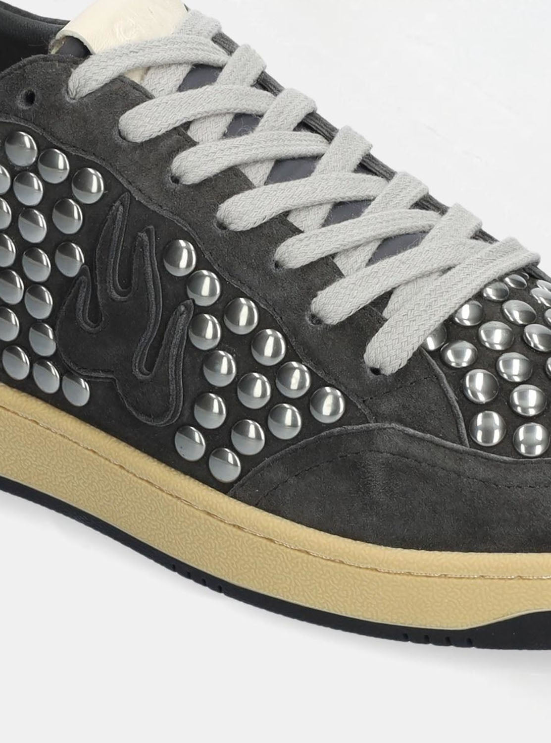 Deportivo tachas gris