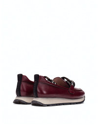 Mocasín cadena piel burdeos