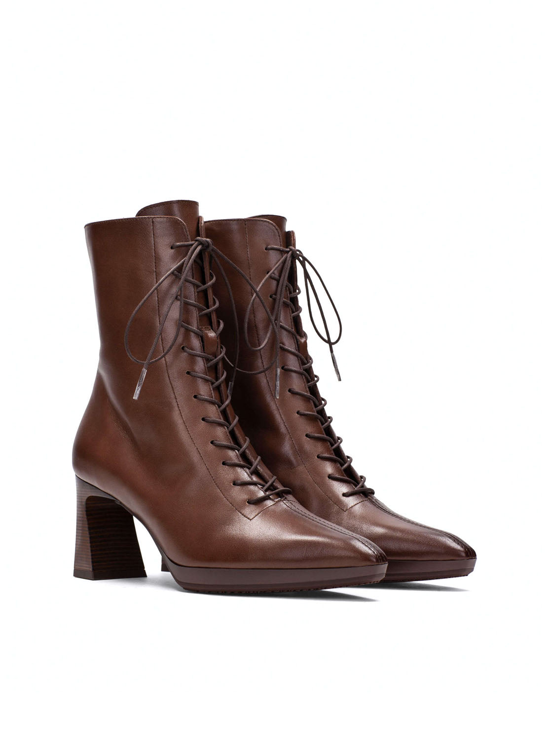 Botín tacón cordones piel avellana