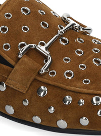 Mocasín tachas ante cuero