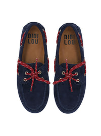 Mocasín nautico ante azul marino