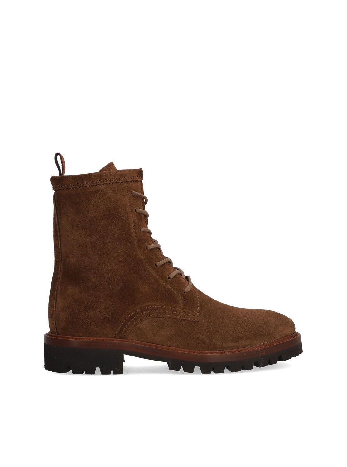 Botín militar ante marrón