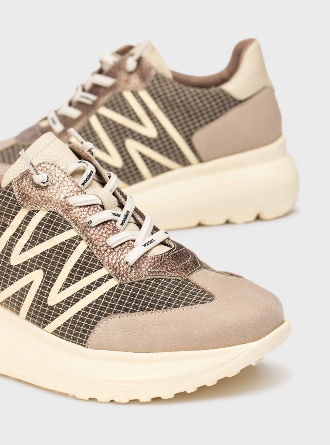 Deportivo "ULTRAFLY" piel taupe