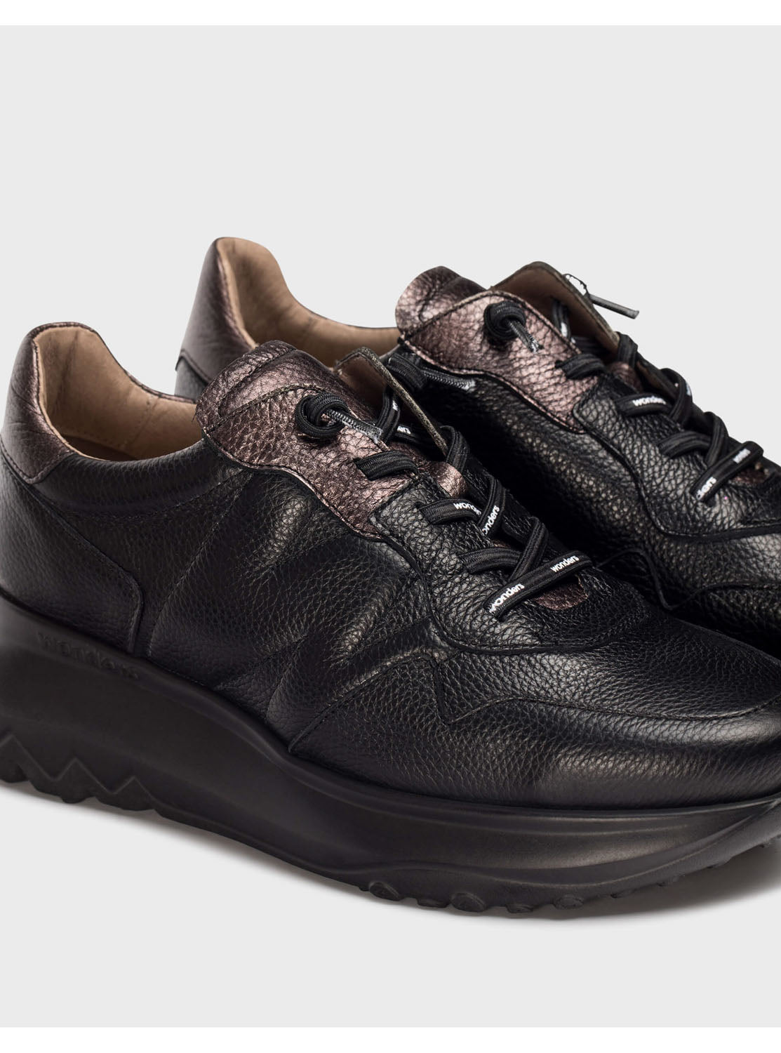 Deportivo FLY piel negro