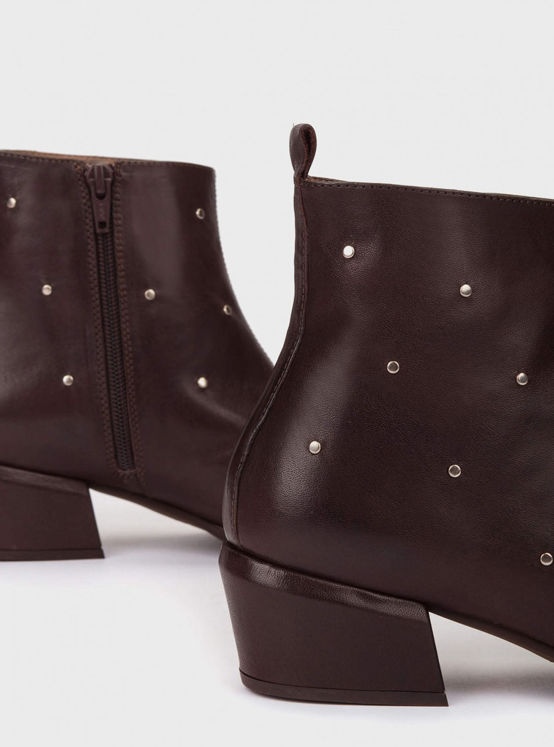 Botín micro tachas piel marrón