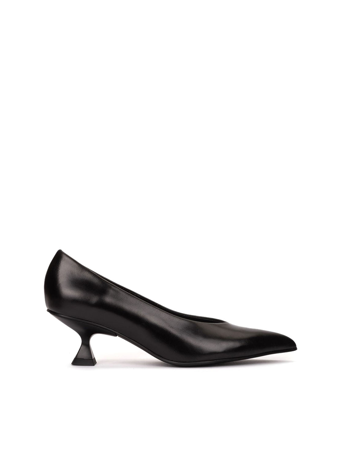 Salón tacón bajo piel negro