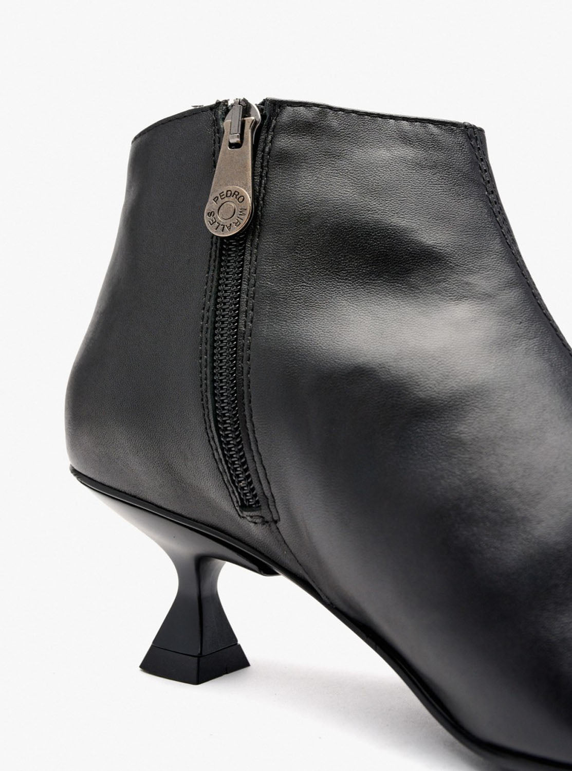 Botín "PÉSARO" piel negro