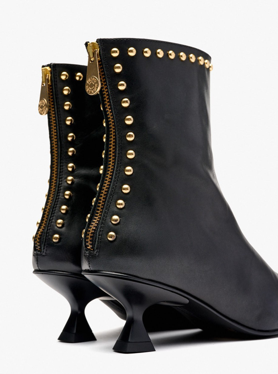 Botín tachas piel negro