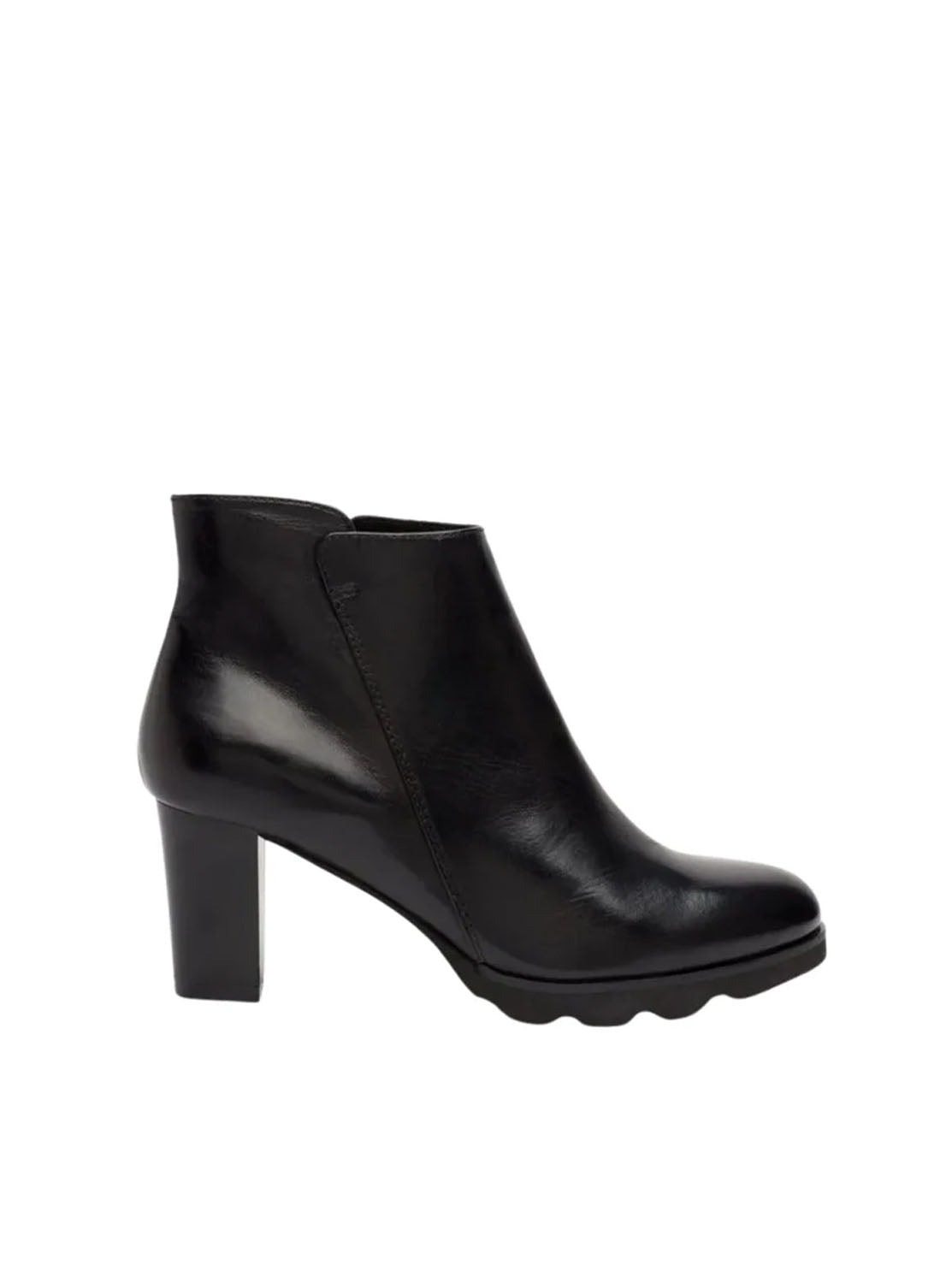 Botín tacón piel negro
