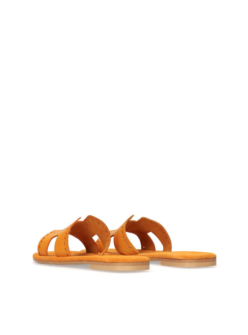 Sandalia plana picados piel naranja
