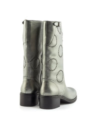 Bota adorno tachuelas piel metalizada plata