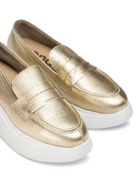 Mocasín sport volumen piel metalizada platino