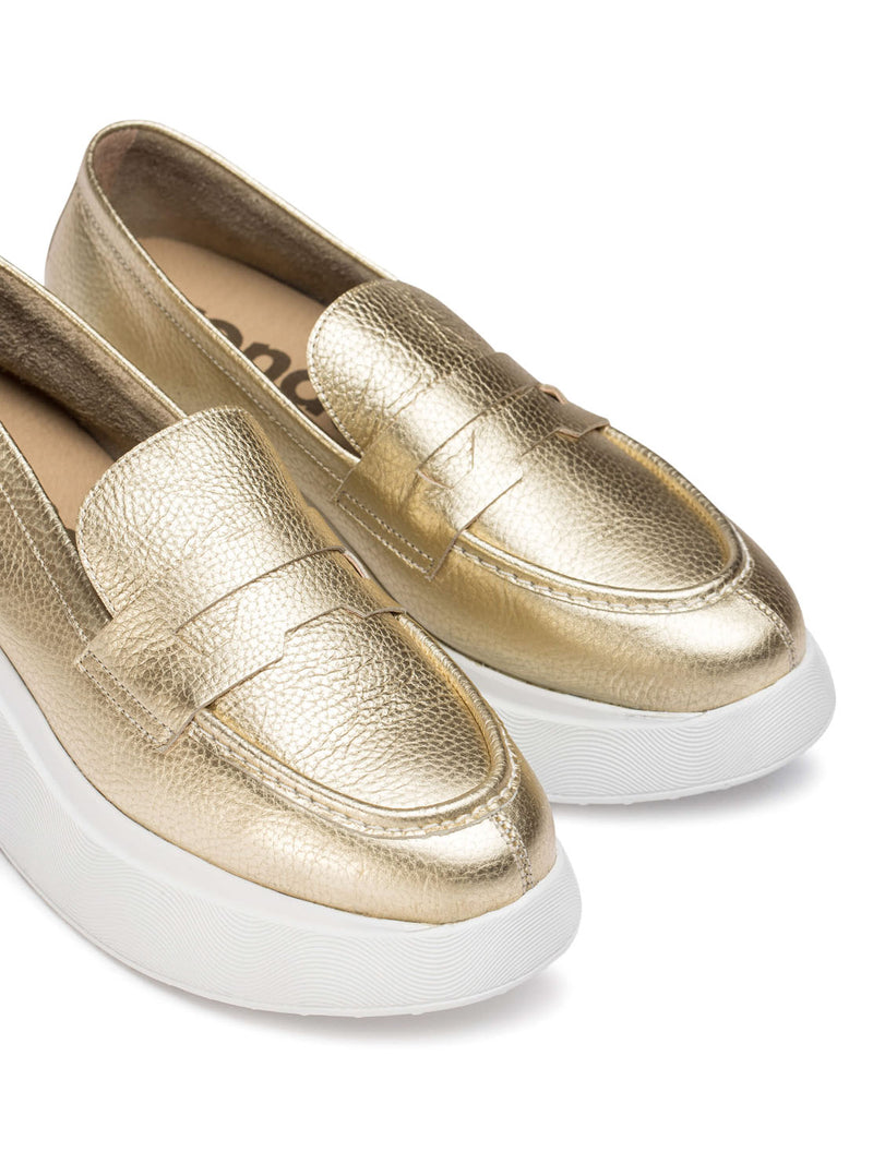 Mocasín sport volumen piel metalizada platino