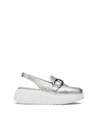 Mocasín sport destalonado piel metalizada plata