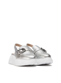 Mocasín sport destalonado piel metalizada plata