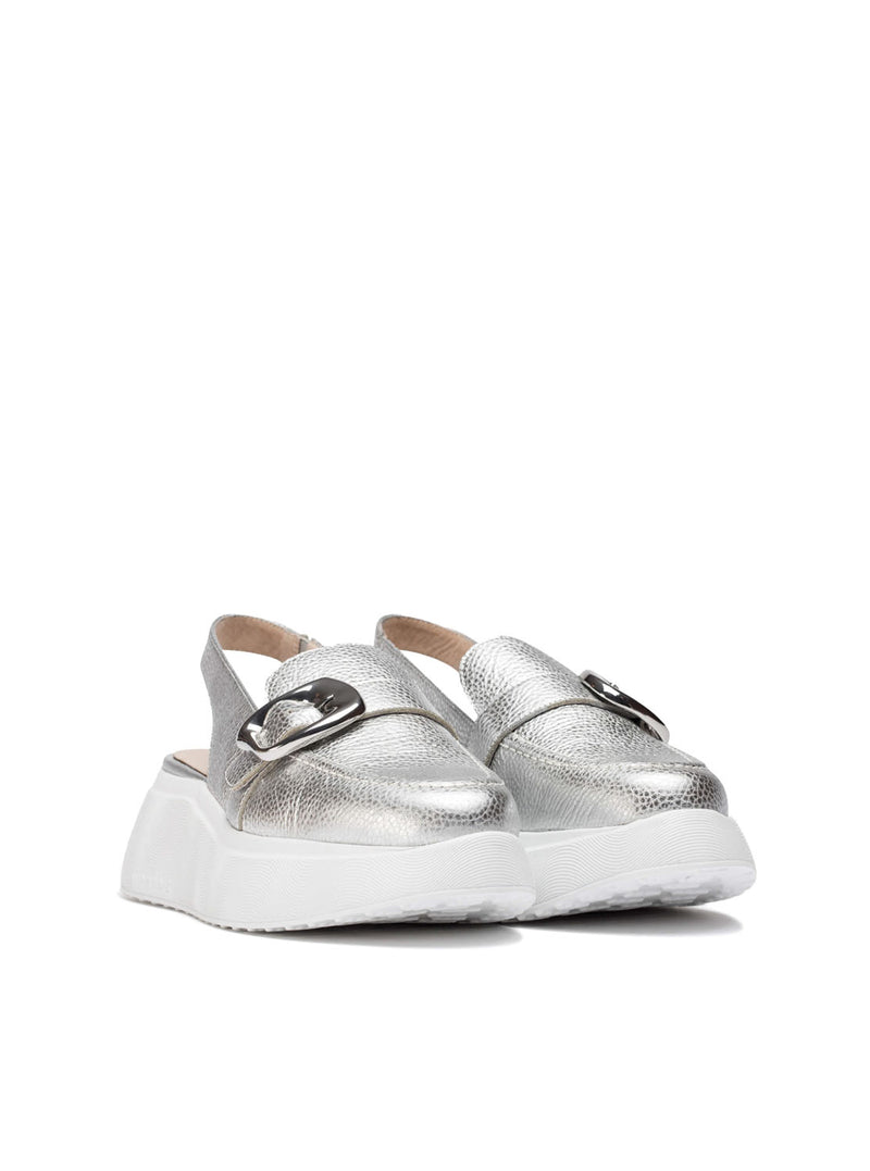 Mocasín sport destalonado piel metalizada plata