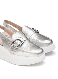 Mocasín sport destalonado piel metalizada plata