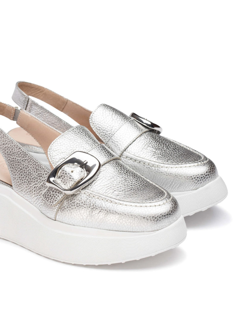 Mocasín sport destalonado piel metalizada plata