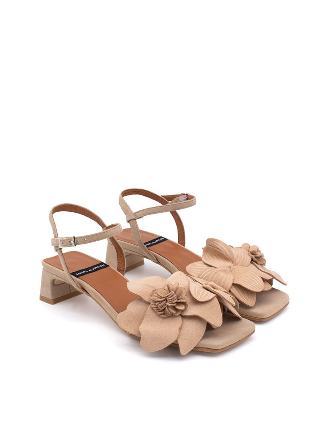 Sandalia tacón flor ante beige