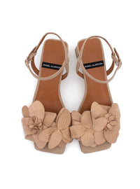 Sandalia tacón flor ante beige