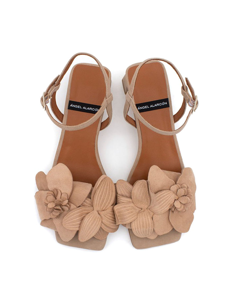 Sandalia tacón flor ante beige