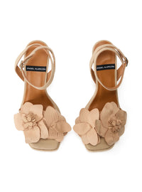 Sandalia tacón alto flor ante beige