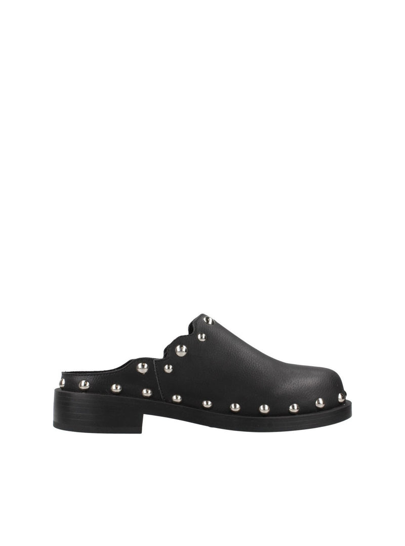 Zueco tachas piel negro
