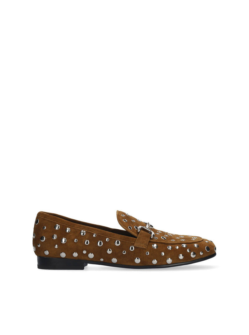Mocasín tachas ante cuero