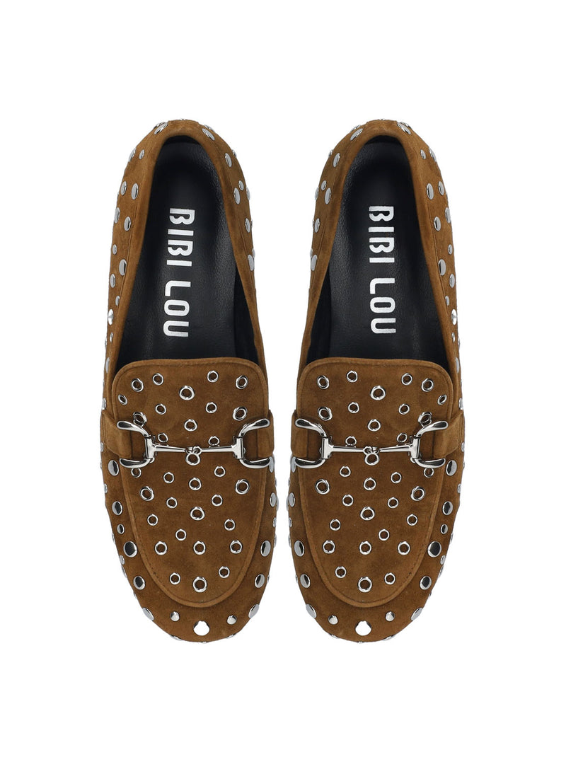 Mocasín tachas ante cuero