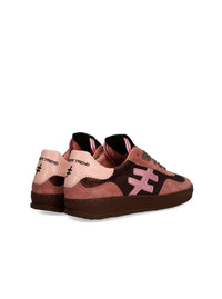 Deportivo "iconic II" ante rosa maquillaje